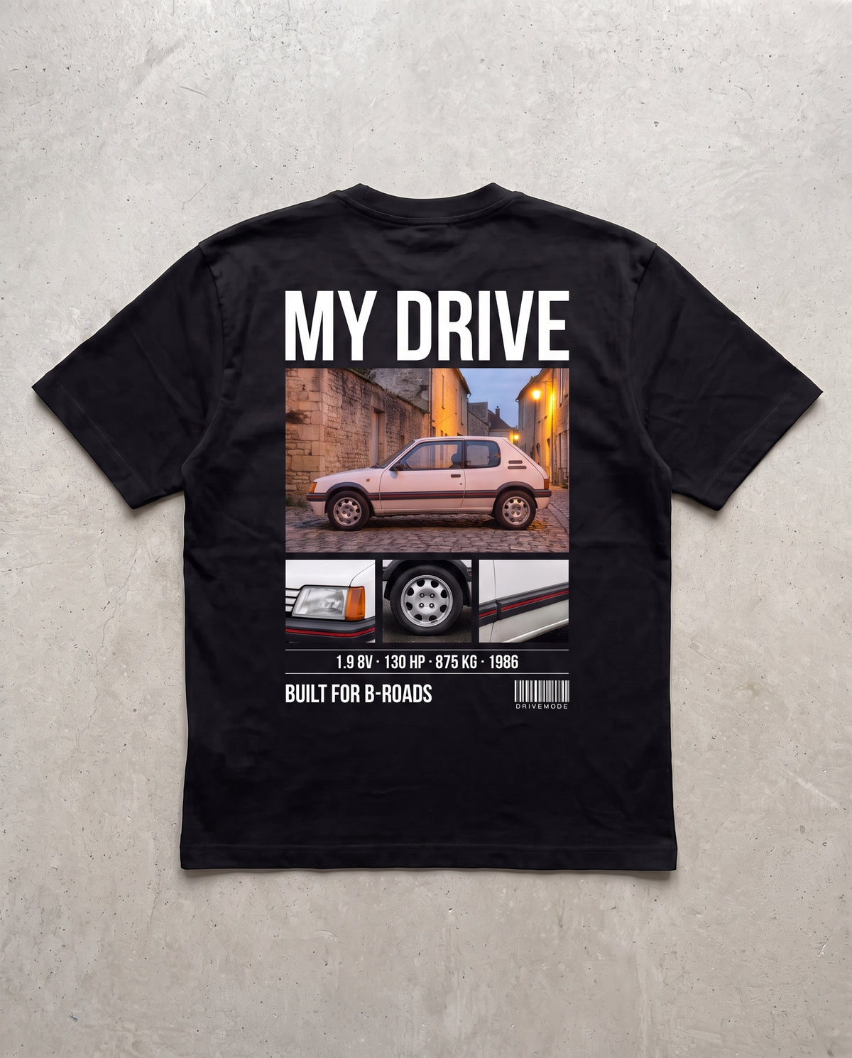 T-shirt personnalisé DriveMode noir oversize vu de dos à plat, photo de ta voiture imprimée au dos en collage avec photos de détails et données, texte MY DRIVE