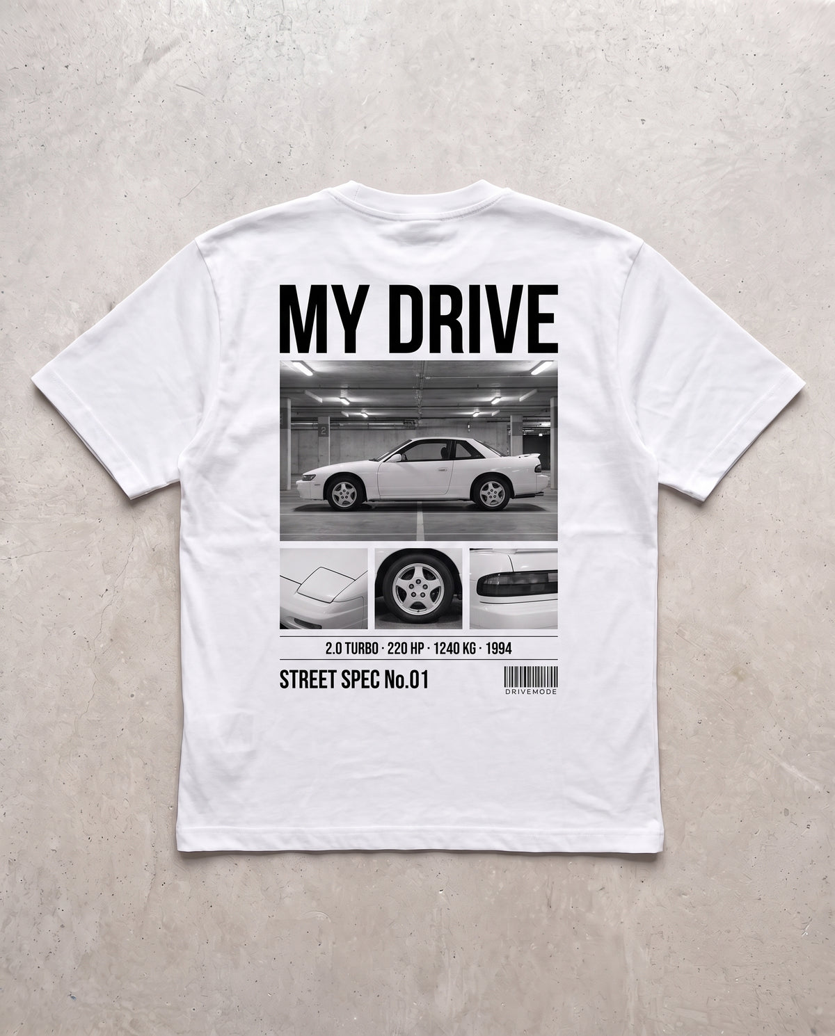T-shirt personnalisé DriveMode blanc oversize vu de dos à plat, photo de ta voiture imprimée au dos en collage noir et blanc avec photos de détails et données