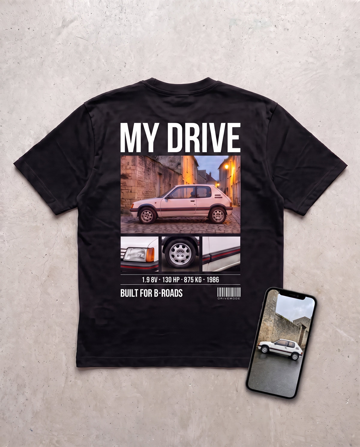 Ta voiture devient ton t-shirt : smartphone avec la photo d'une voiture posé à côté du t-shirt personnalisé DriveMode noir dont le print collage reprend cette voiture