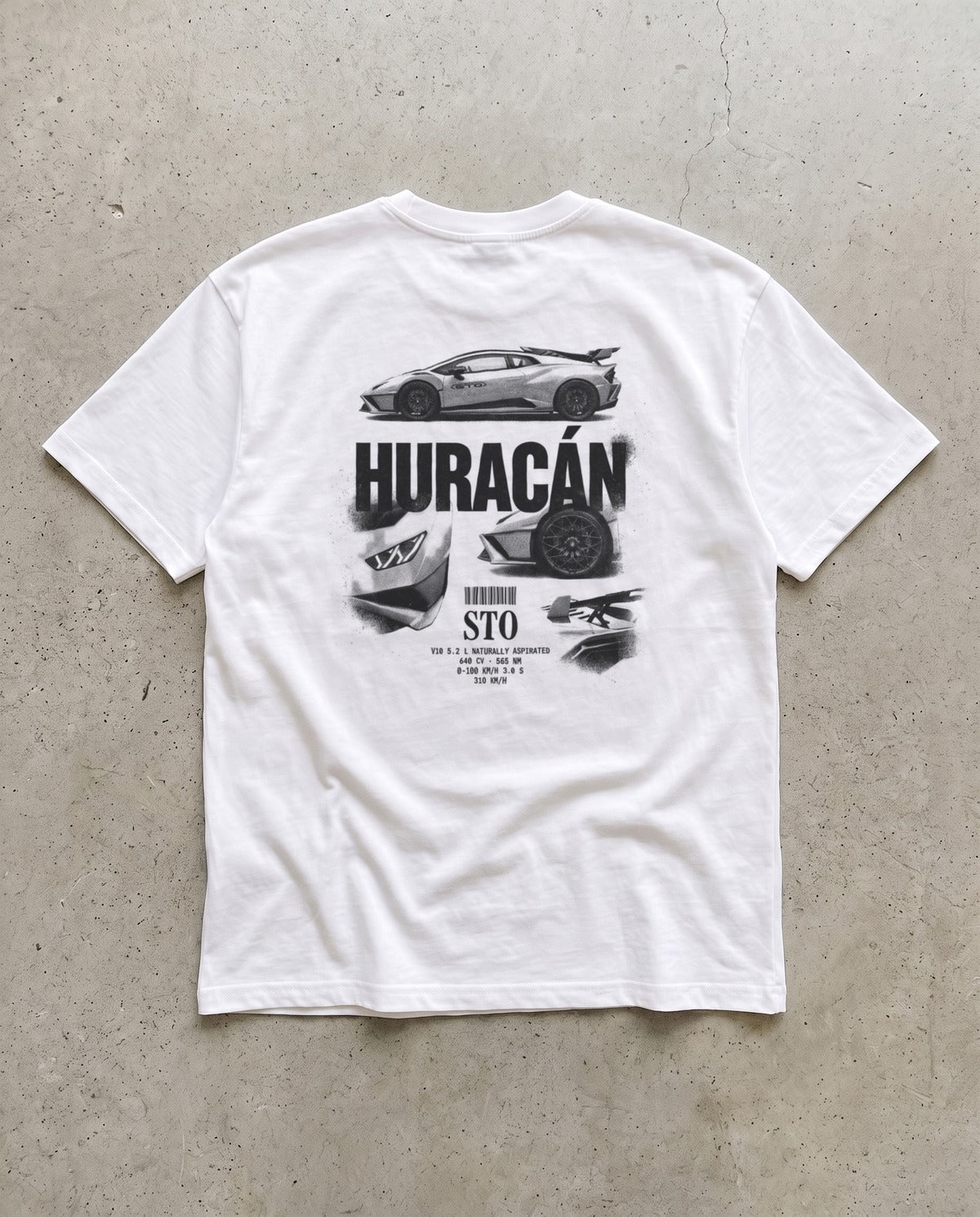 T-shirt oversize blanc Lamborghini Huracán STO DriveMode, collage photocopie noir et blanc imprimé au dos, vue à plat