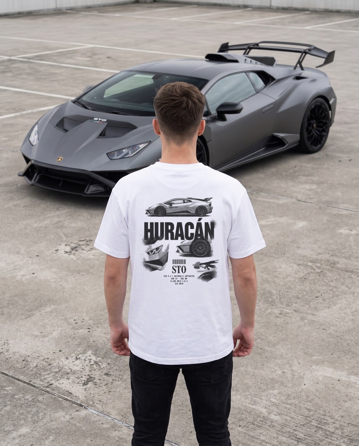 T-shirt oversize blanc Lamborghini Huracán STO DriveMode porté de dos devant une Huracán STO grise sur un parking