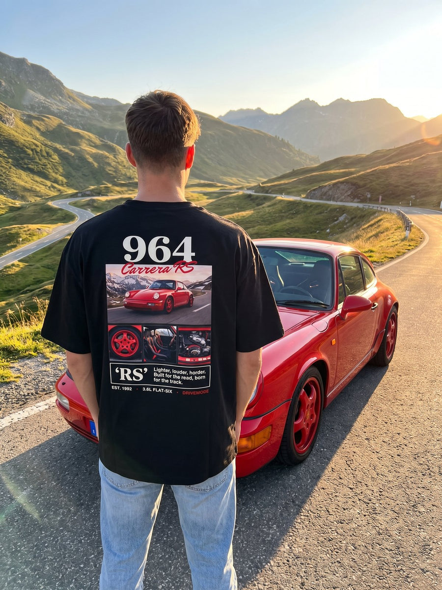 T-shirt oversize 964 Carrera RS noir porté de dos devant la voiture