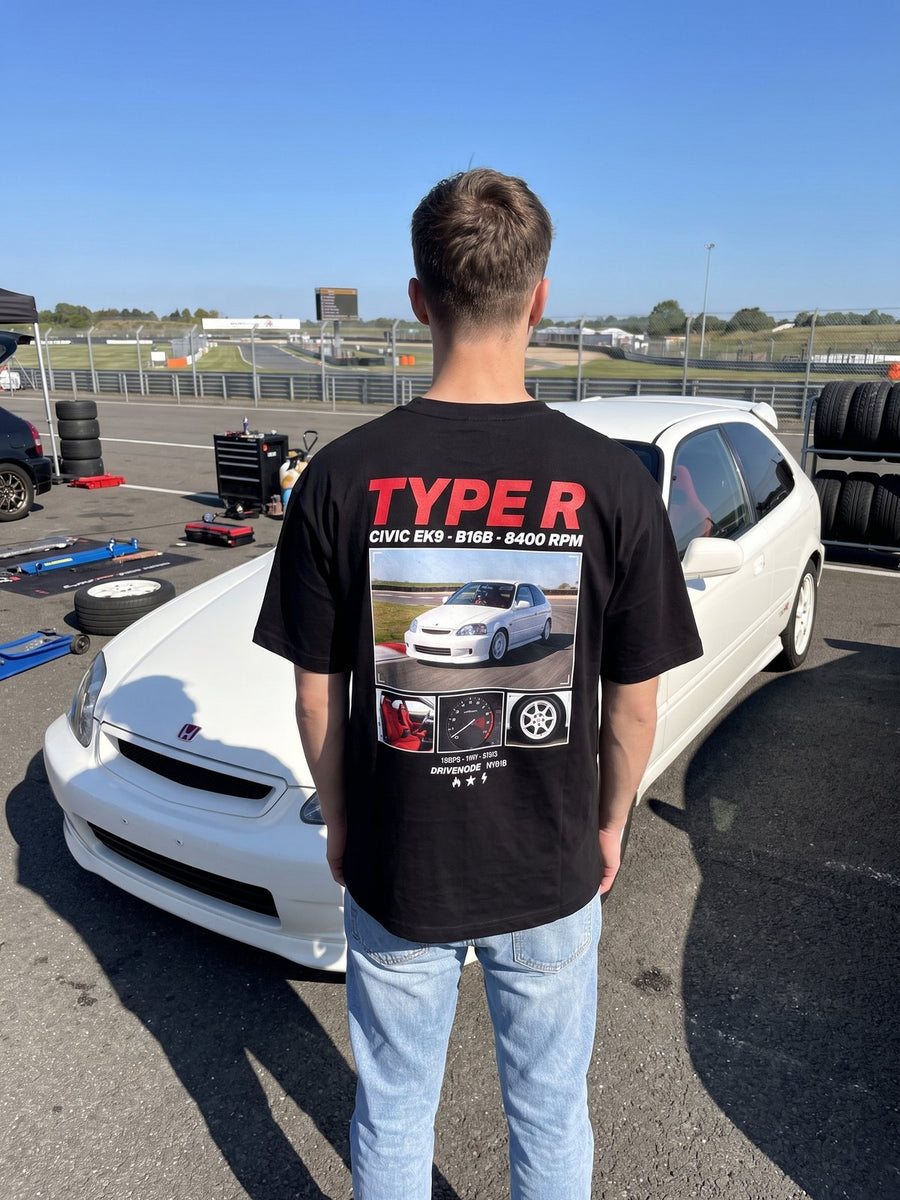 T-shirt oversize Civic Type R noir porté de dos devant la voiture