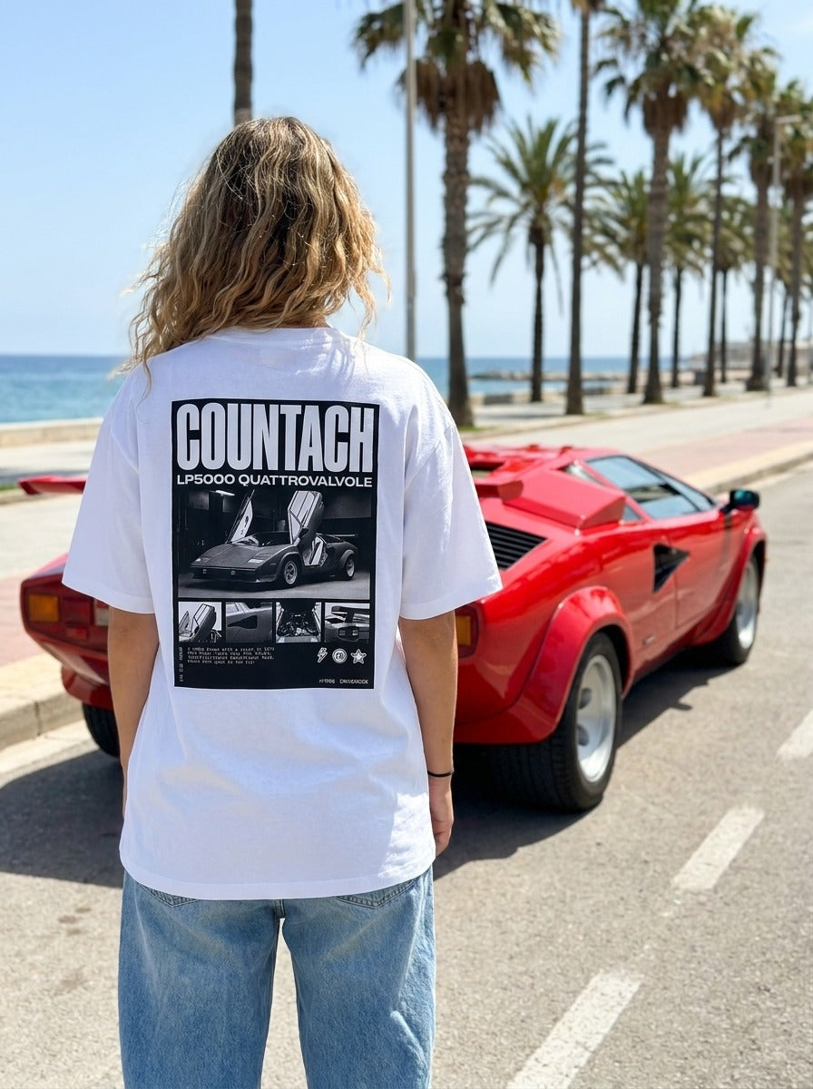 T-shirt oversize Countach blanc porté de dos devant la voiture