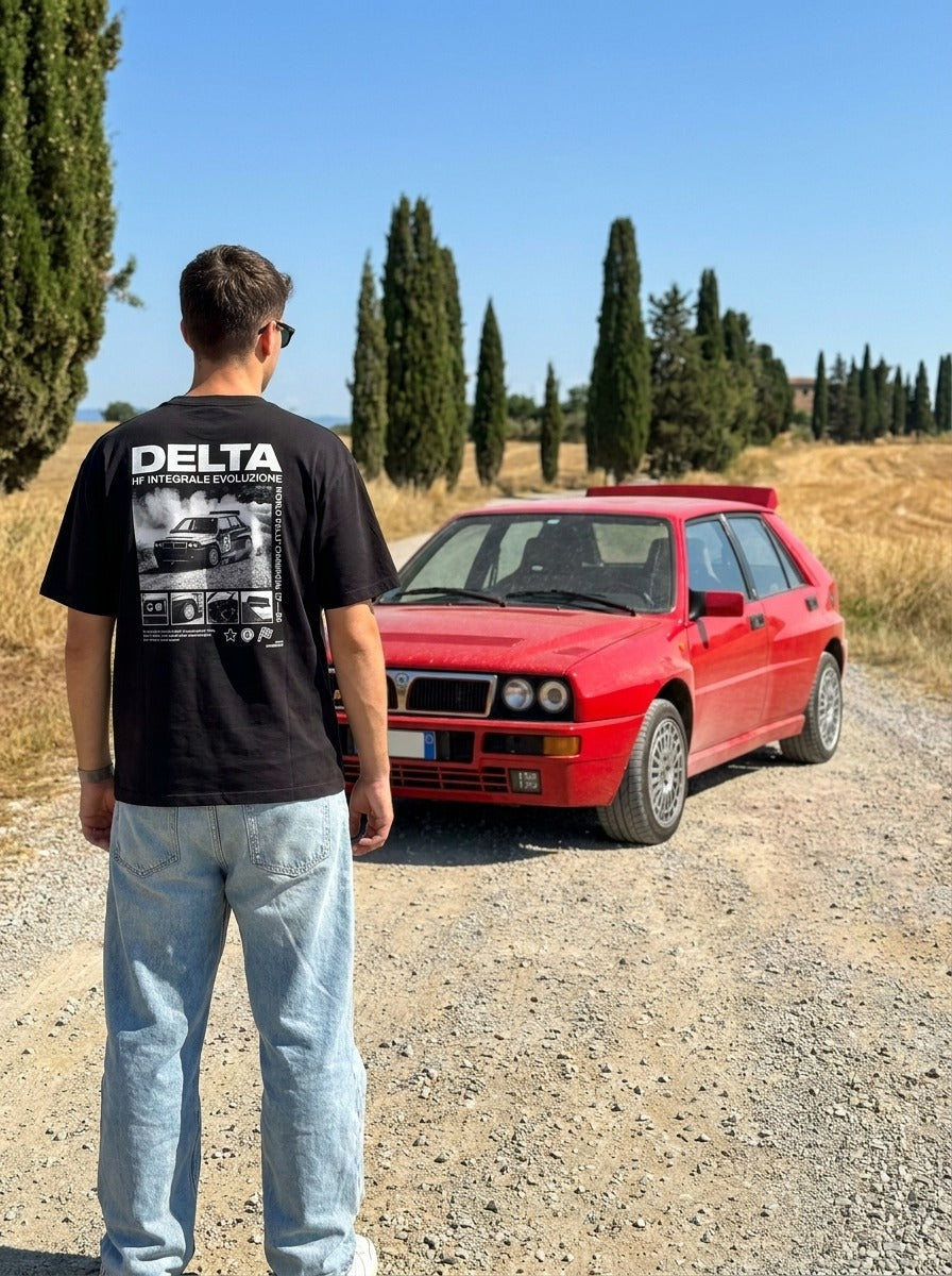T-shirt oversize Delta Integrale noir porté de dos devant la voiture