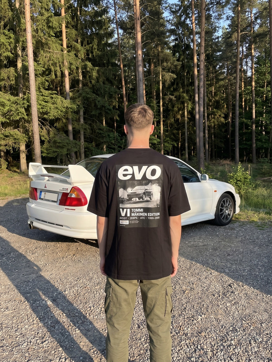 T-shirt oversize Evo VI noir porté de dos devant la voiture