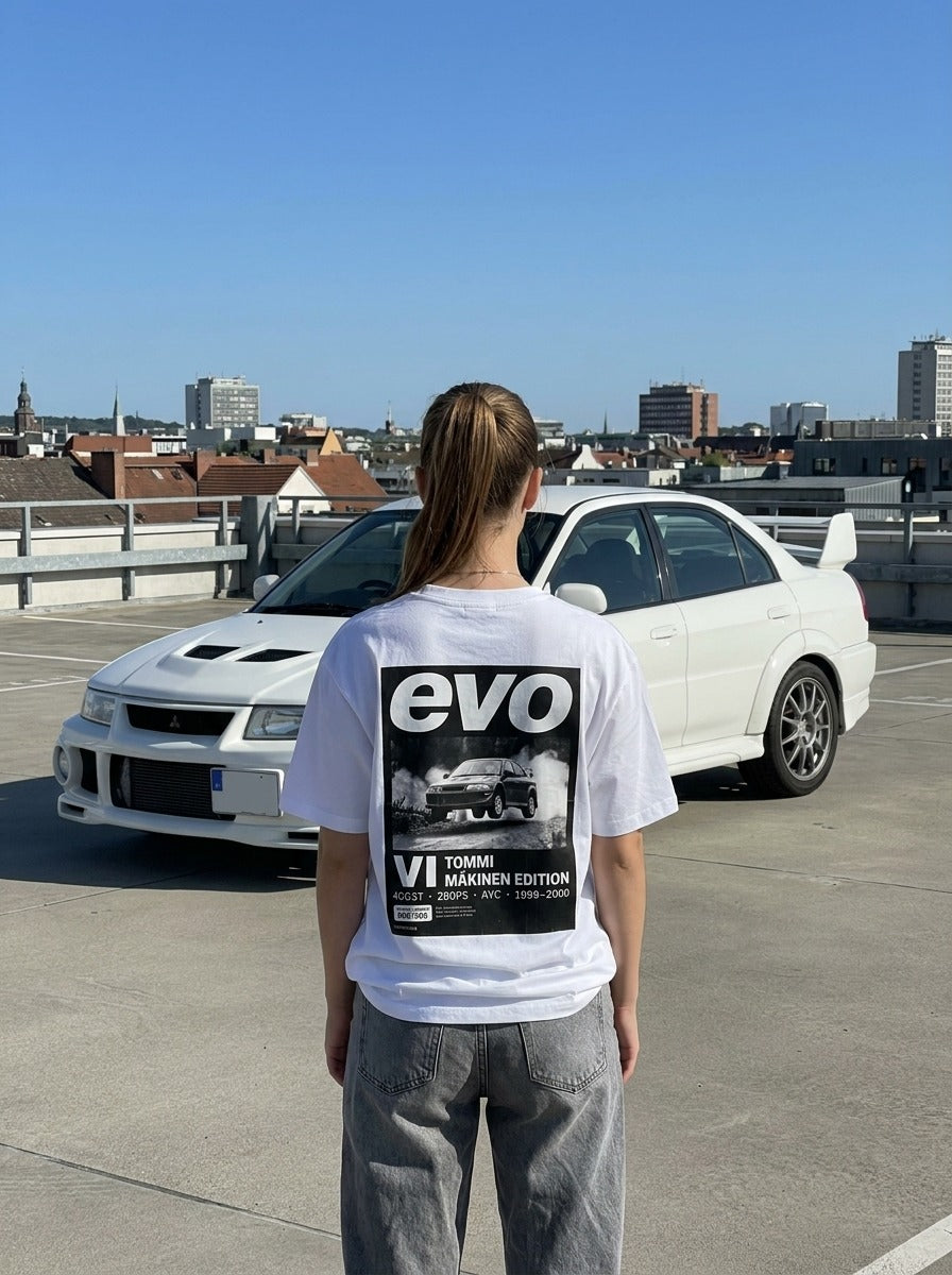 T-shirt oversize Evo VI blanc porté de dos devant la voiture
