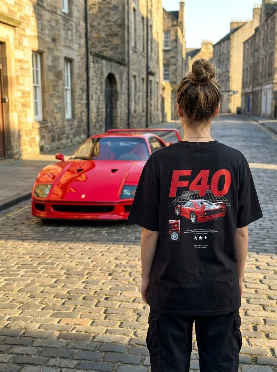 T-shirt oversize F40 noir porté de dos devant la voiture