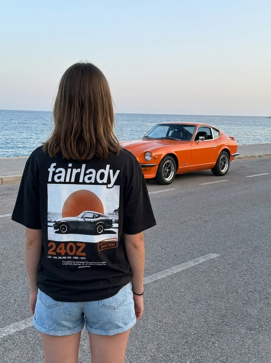 T-shirt oversize Fairlady 240Z noir porté de dos devant la voiture