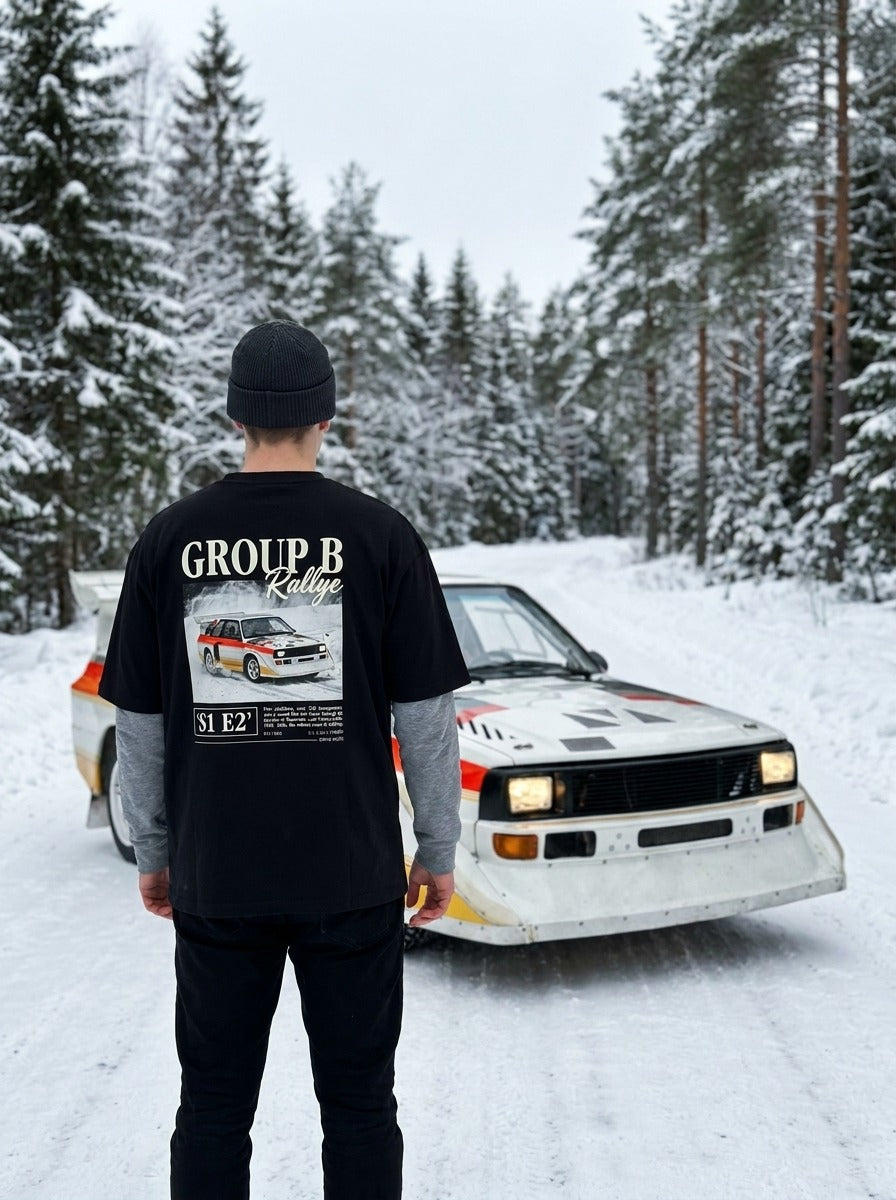 T-shirt oversize Group B Rallye noir porté de dos devant la voiture