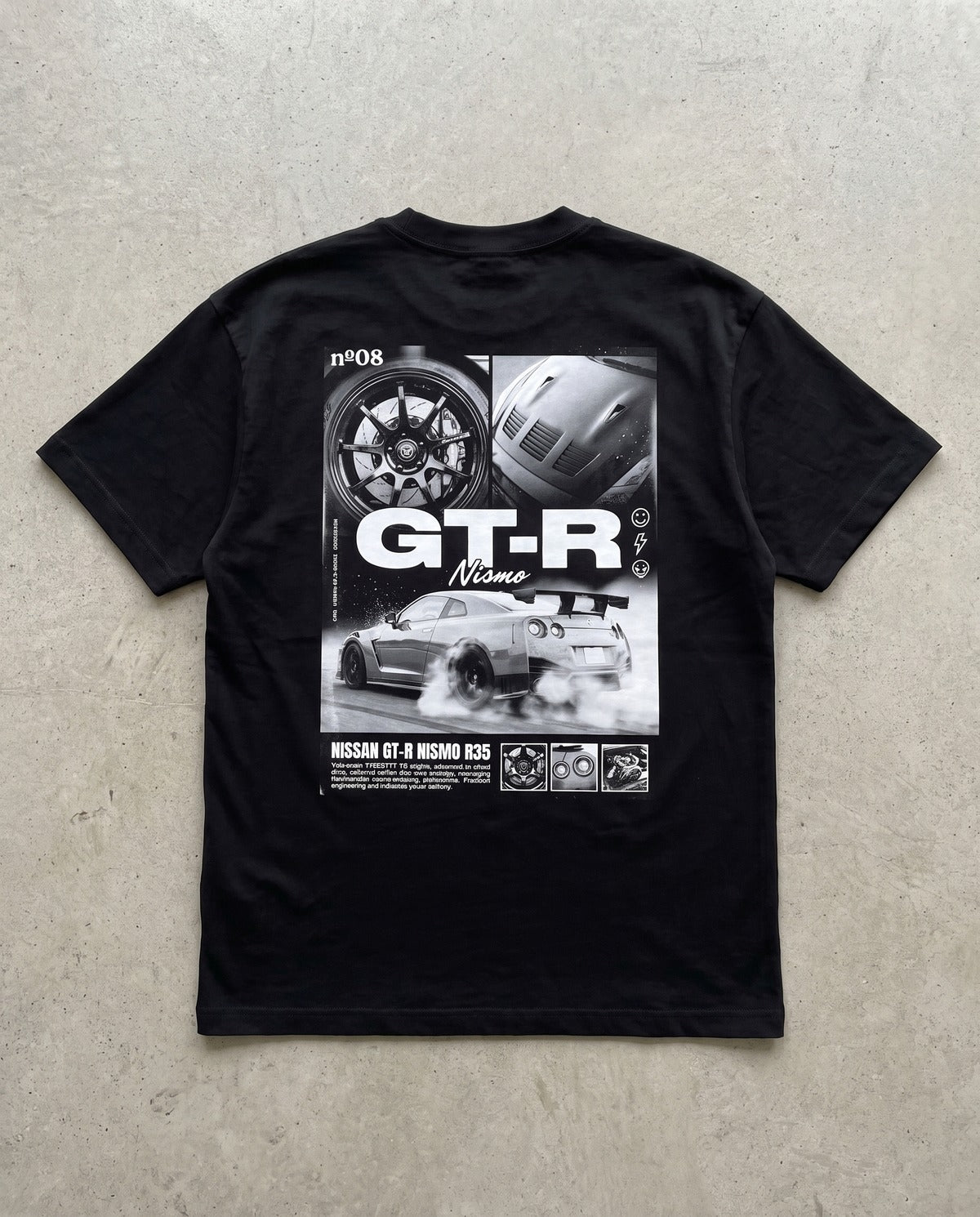 T-shirt oversize noir Nissan GT-R R35 Nismo DriveMode, affiche noir et blanc imprimée au dos, vue à plat