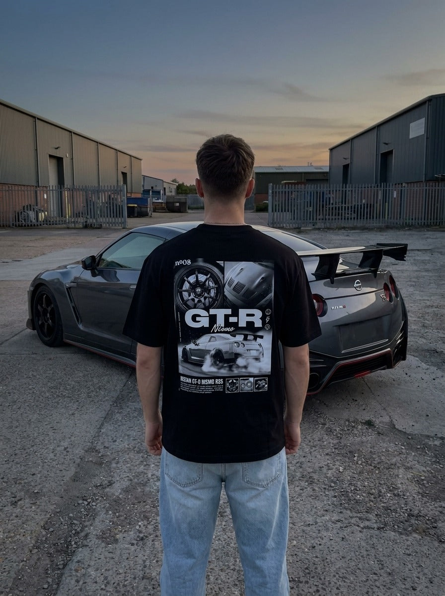 T-shirt oversize noir Nissan GT-R R35 Nismo DriveMode porté de dos devant la voiture