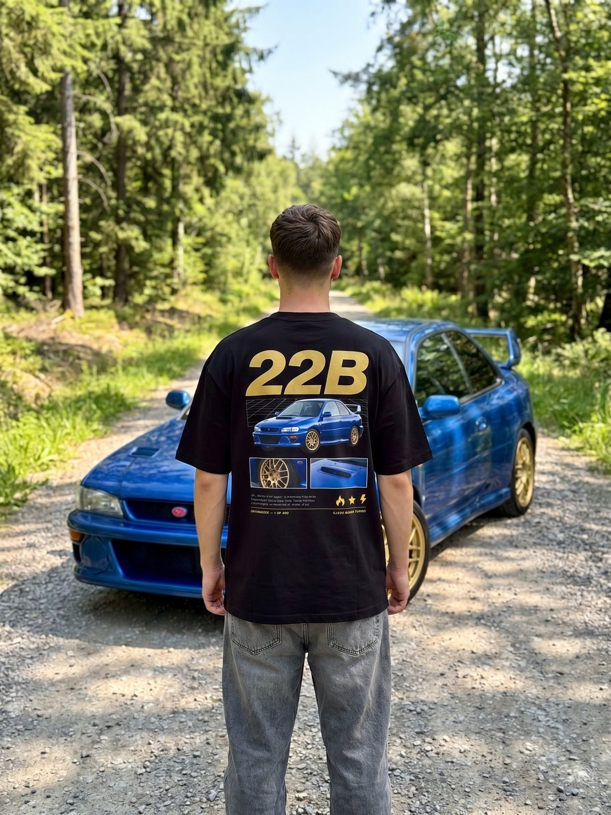 T-shirt oversize Impreza 22B noir porté de dos devant la voiture