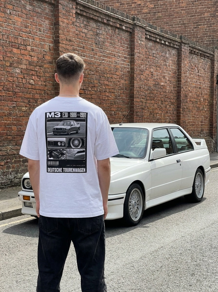 T-shirt oversize M3 E30 blanc porté de dos devant la voiture