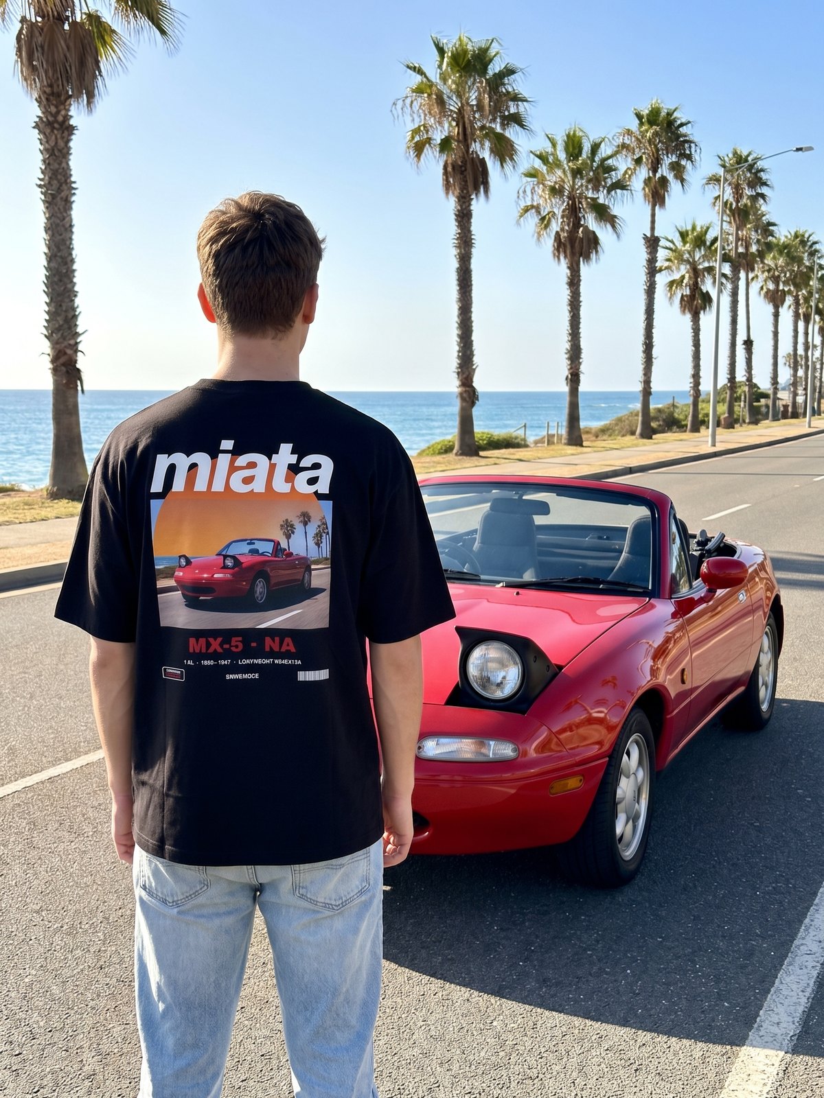 T-shirt oversize MX-5 NA noir porté de dos devant la voiture