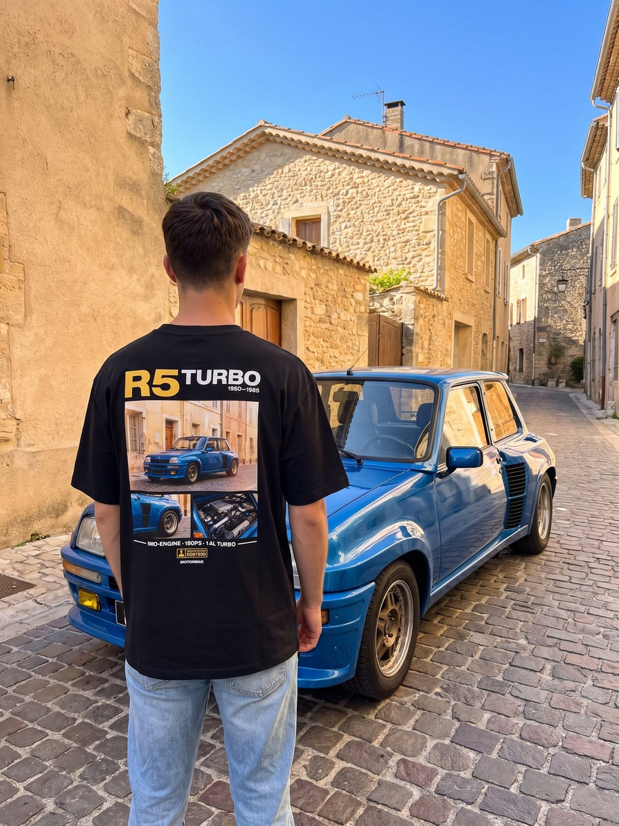T-shirt oversize R5 Turbo noir porté de dos devant la voiture