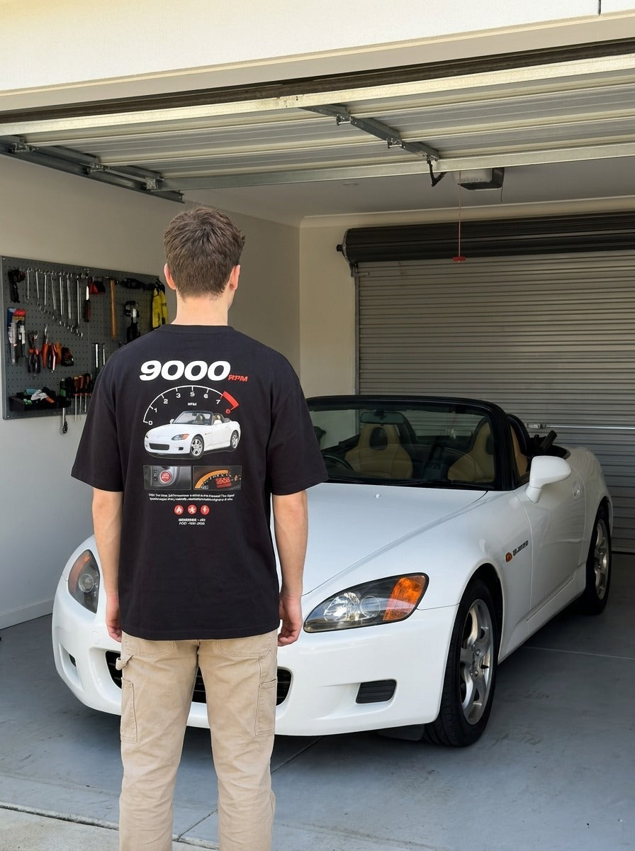 T-shirt oversize S2000 9000 RPM noir porté de dos devant la voiture