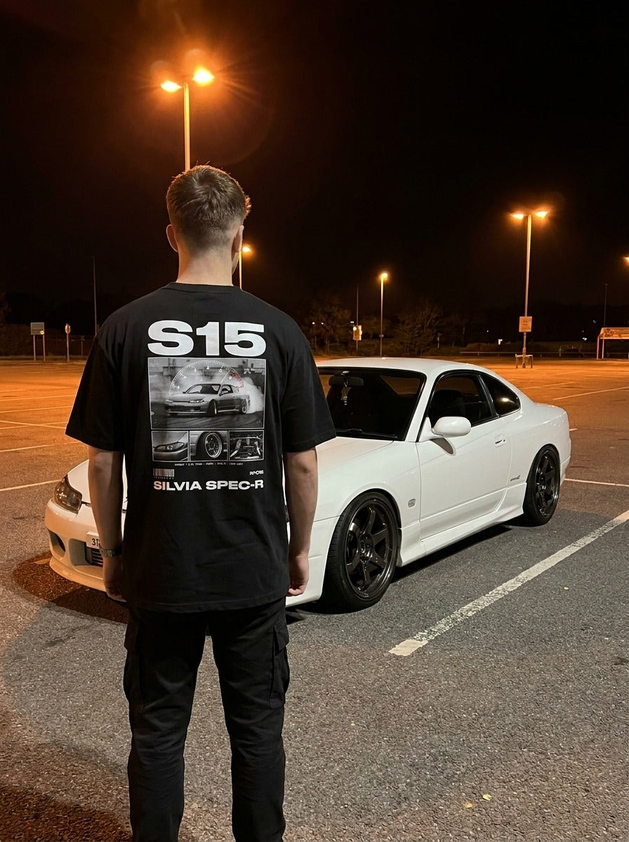 T-shirt oversize Silvia S15 noir porté de dos devant la voiture