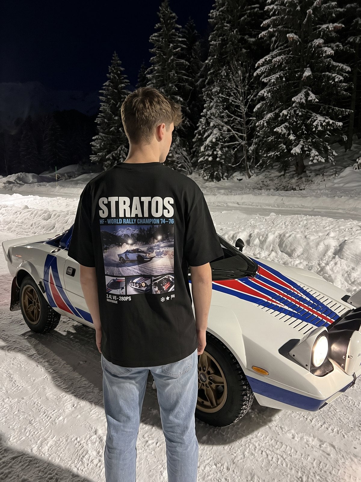 T-shirt oversize Stratos noir porté de dos devant la voiture