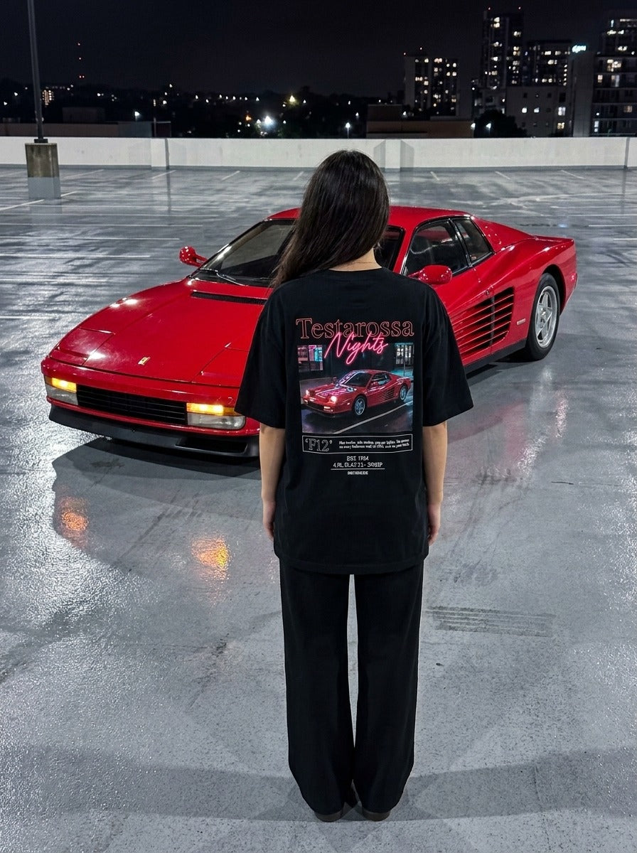 T-shirt oversize Testarossa Nights noir porté de dos devant la voiture