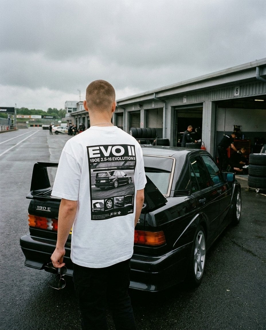 T-shirt Evo II porté dans le paddock d'un circuit à côté d'une 190E Evo II