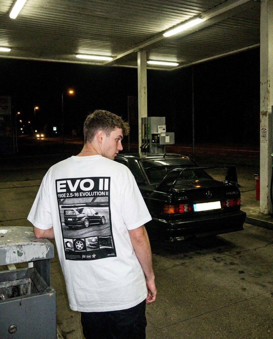 T-shirt Evo II porté la nuit dans une station-service, photo au flash