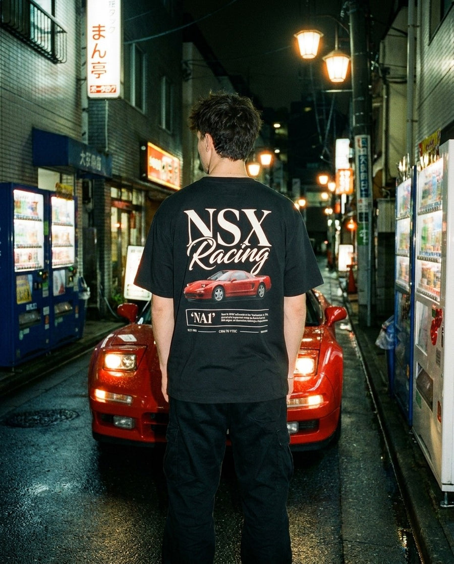 T-shirt NSX Racing noir porté de dos dans une rue de Tokyo la nuit, devant une Honda NSX rouge